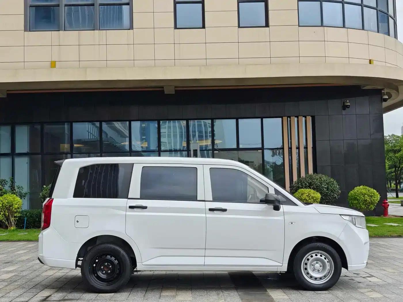 Wuling Hongguang PLUS 2020 1.5L Manual Standard 5-Seater — миниатюра 4