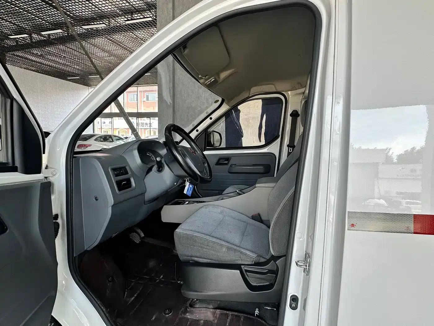 Wuling Yangguang 2024 Model 300km Comfort Edition with Closed Windows 60kW — миниатюра 11