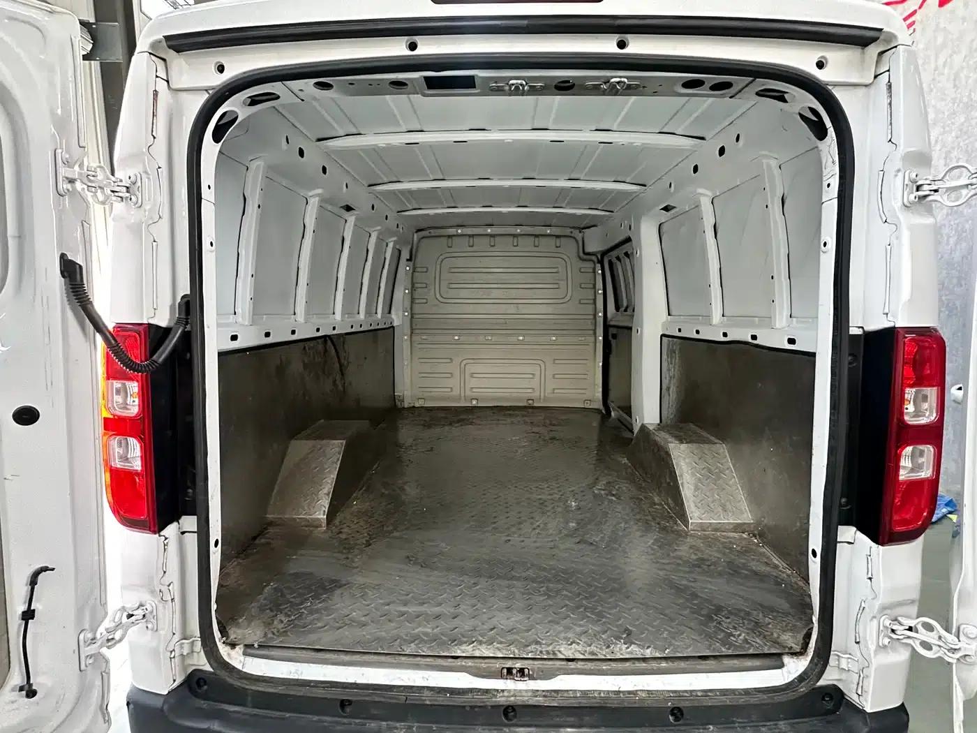Wuling Yangguang 2024 Model 300km Comfort Edition with Closed Windows 60kW — миниатюра 8