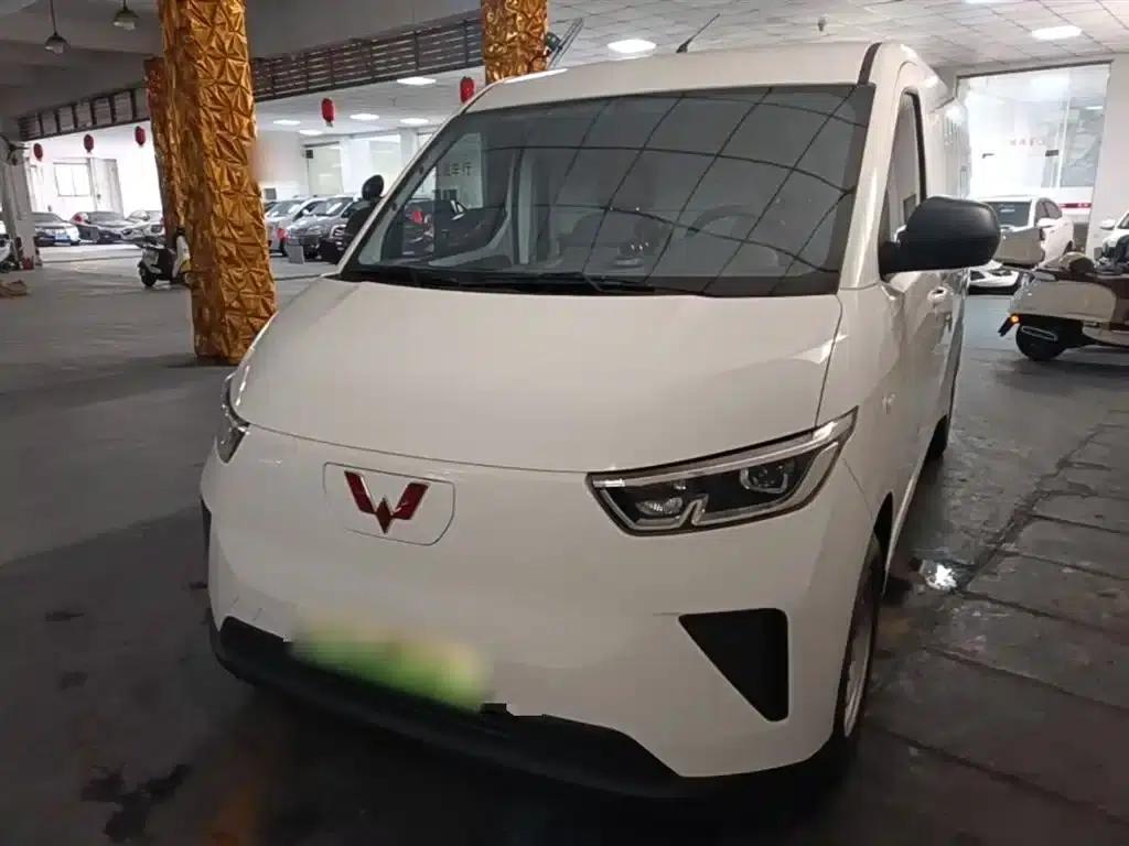 Wuling Yangguang 2024 Model 300km Practical Closed-Window Version 60kW — миниатюра 2