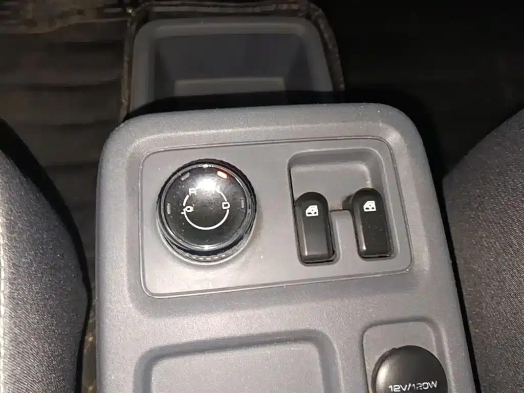 Wuling Yangguang 2024 Model 300km Practical Closed-Window Version 60kW — миниатюра 14