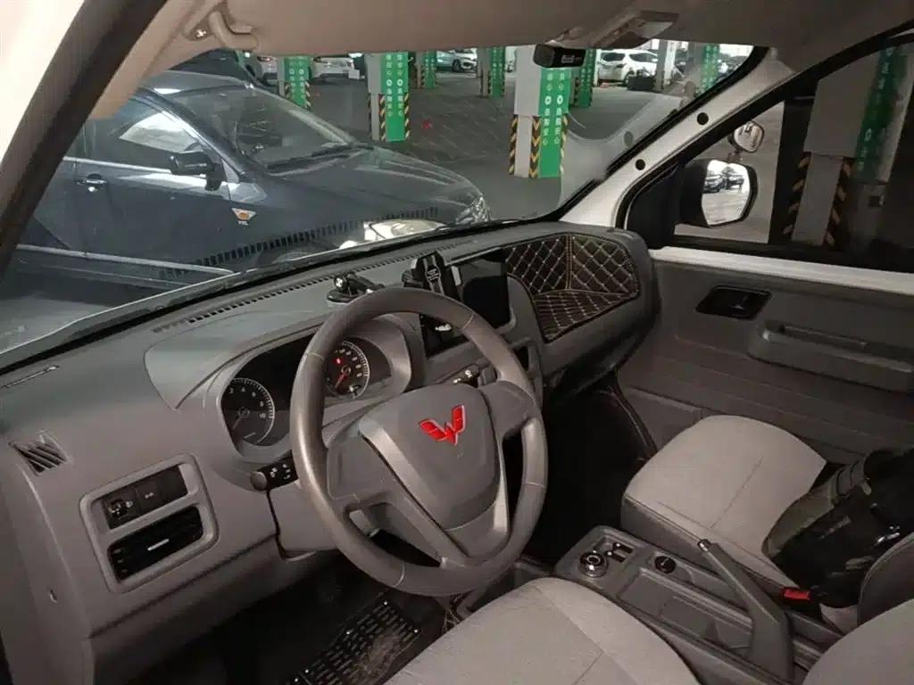 Wuling Yangguang 2024 Model 300km Practical Closed-Window Version 60kW — миниатюра 10