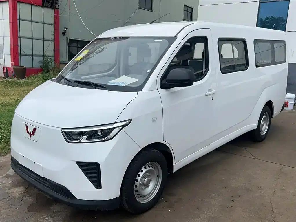 Wuling Yangguang 2024 Model 300km Comfort Bus Version 75kW — миниатюра 1