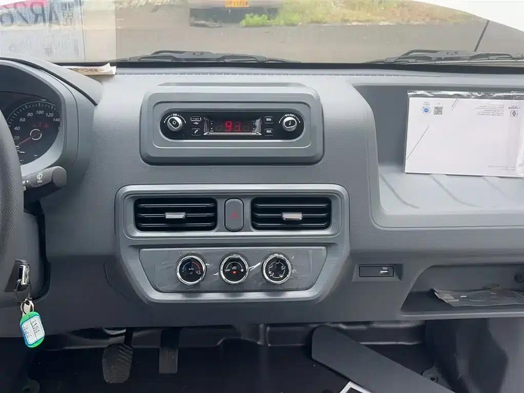 Wuling Yangguang 2024 Model 300km Comfort Bus Version 75kW — миниатюра 17