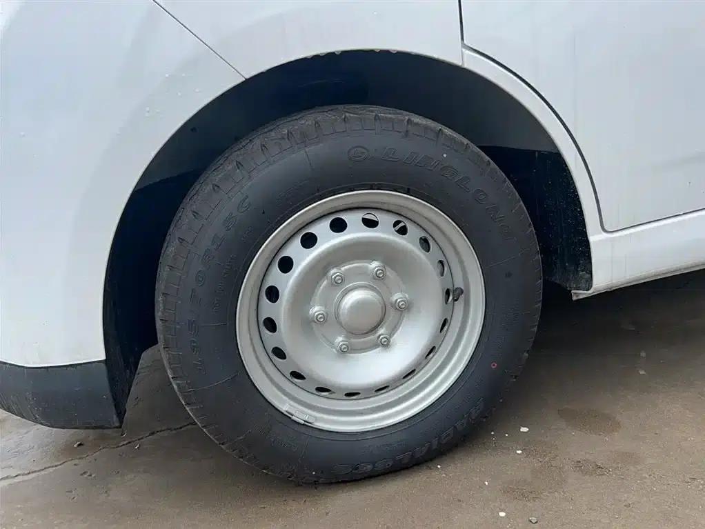 Wuling Yangguang 2024 Model 300km Comfort Bus Version 75kW — миниатюра 5