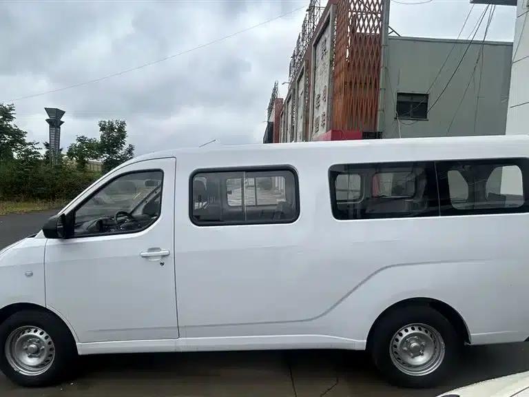 Wuling Yangguang 2024 Model 300km Comfort Bus Version 75kW — миниатюра 6
