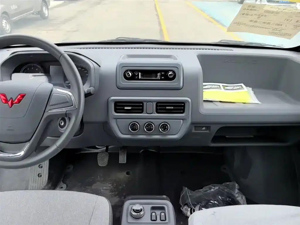 Wuling Yangguang 2024 Model 300km Comfort Bus Version 75kW — миниатюра 13