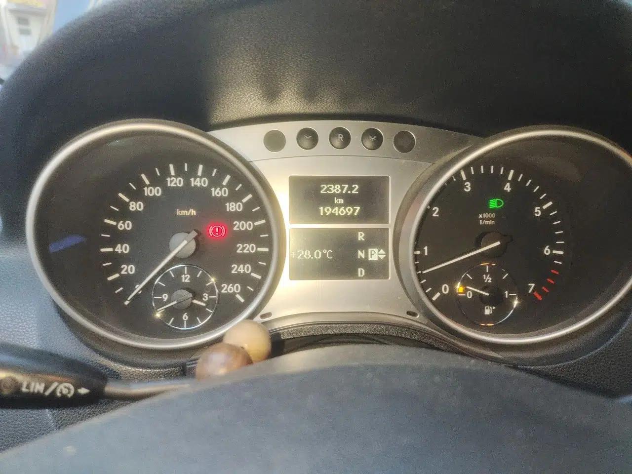 Mercedes-Benz M-Class 2010 ML 300 4MATIC — миниатюра 12