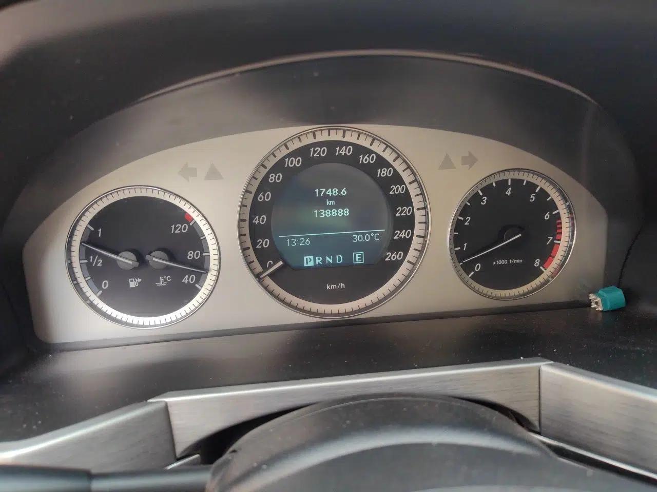 Mercedes-Benz GLK-Class 2010 GLK 300 4MATIC Fashion Model — миниатюра 12