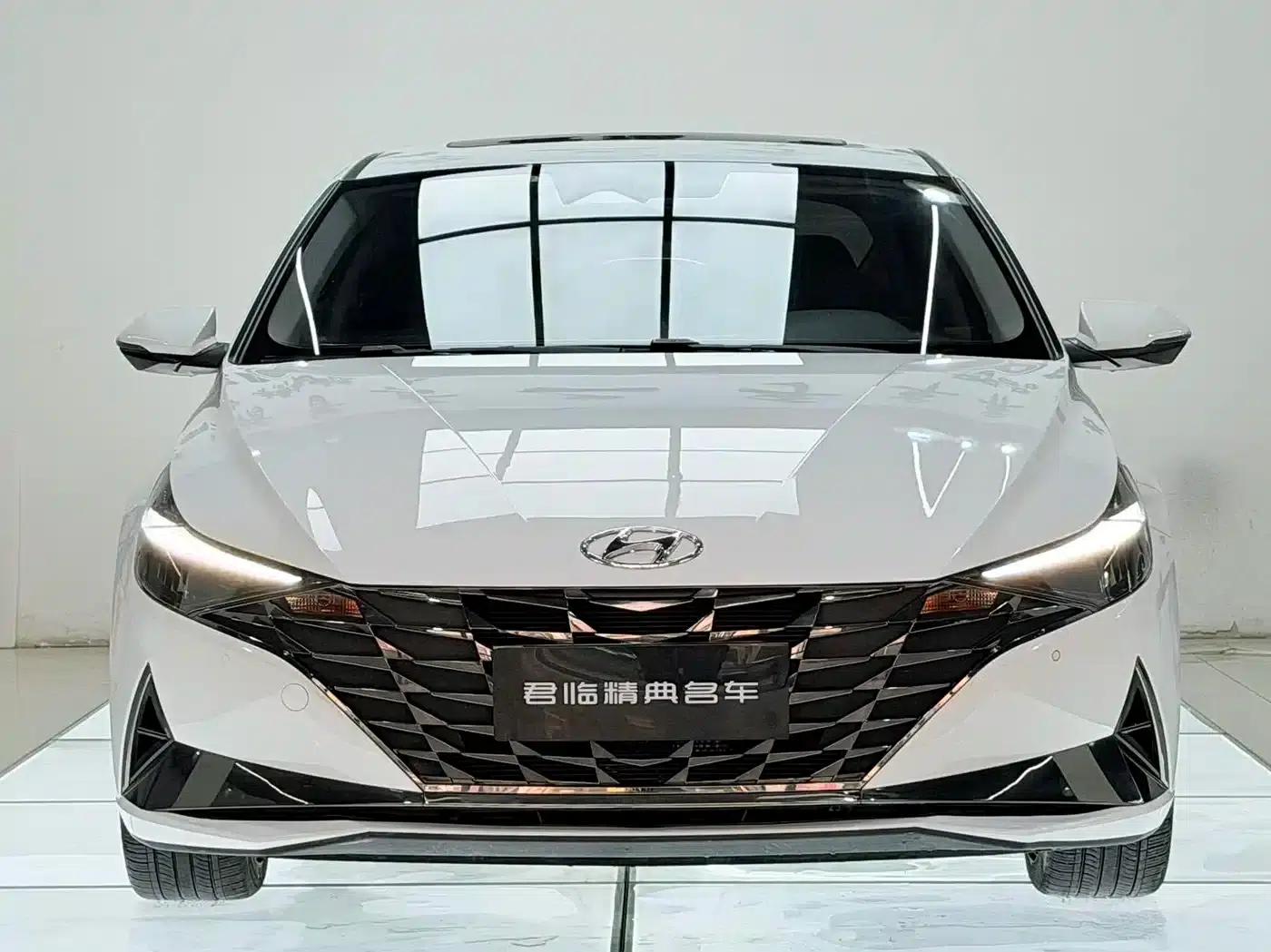 Hyundai Elantra 2022 1.5L CVT LUX Premium Edition — миниатюра 2