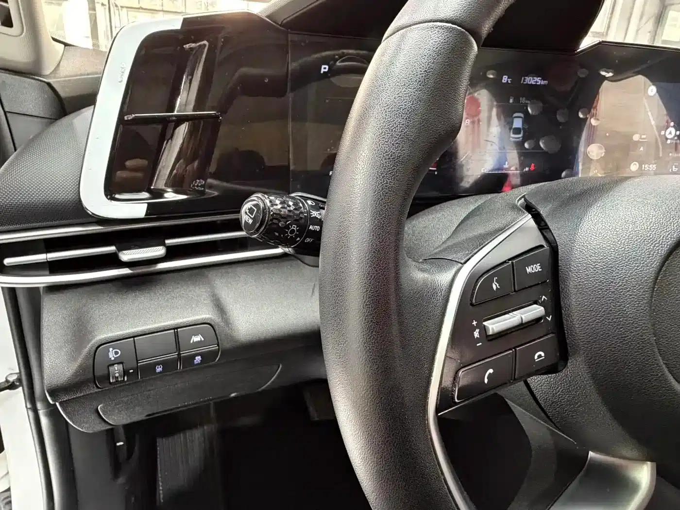 Hyundai Elantra 2022 1.5L CVT LUX Premium Edition — миниатюра 11