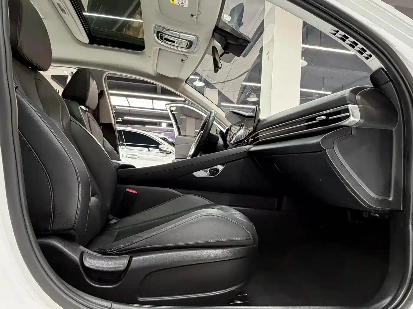 Hyundai Elantra 2022 1.5L CVT LUX Premium Edition — миниатюра 13
