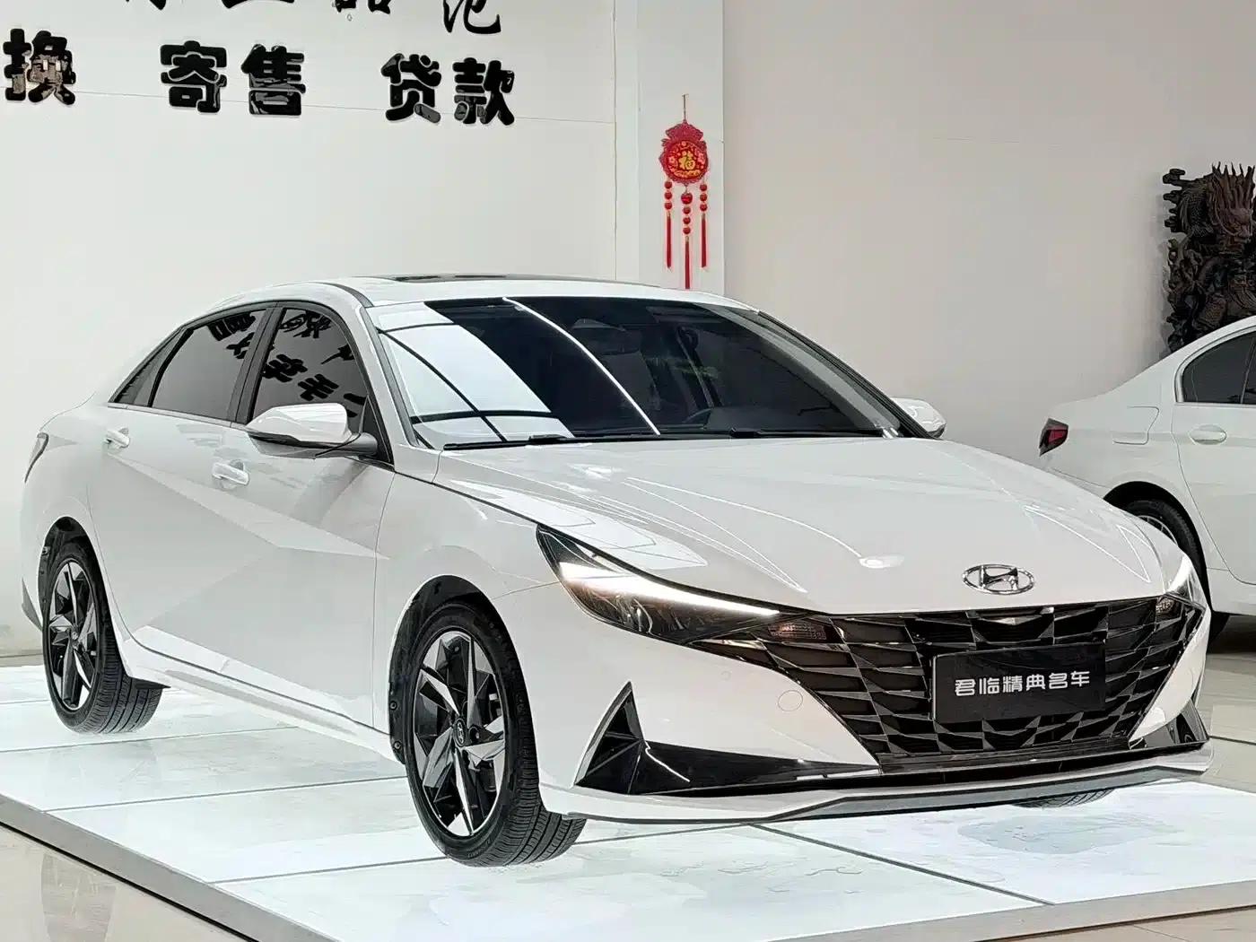 Hyundai Elantra 2022 1.5L CVT LUX Premium Edition — миниатюра 3