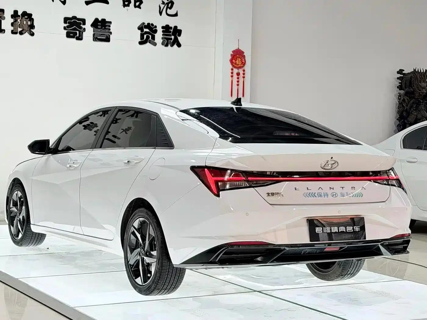 Hyundai Elantra 2022 1.5L CVT LUX Premium Edition — миниатюра 4