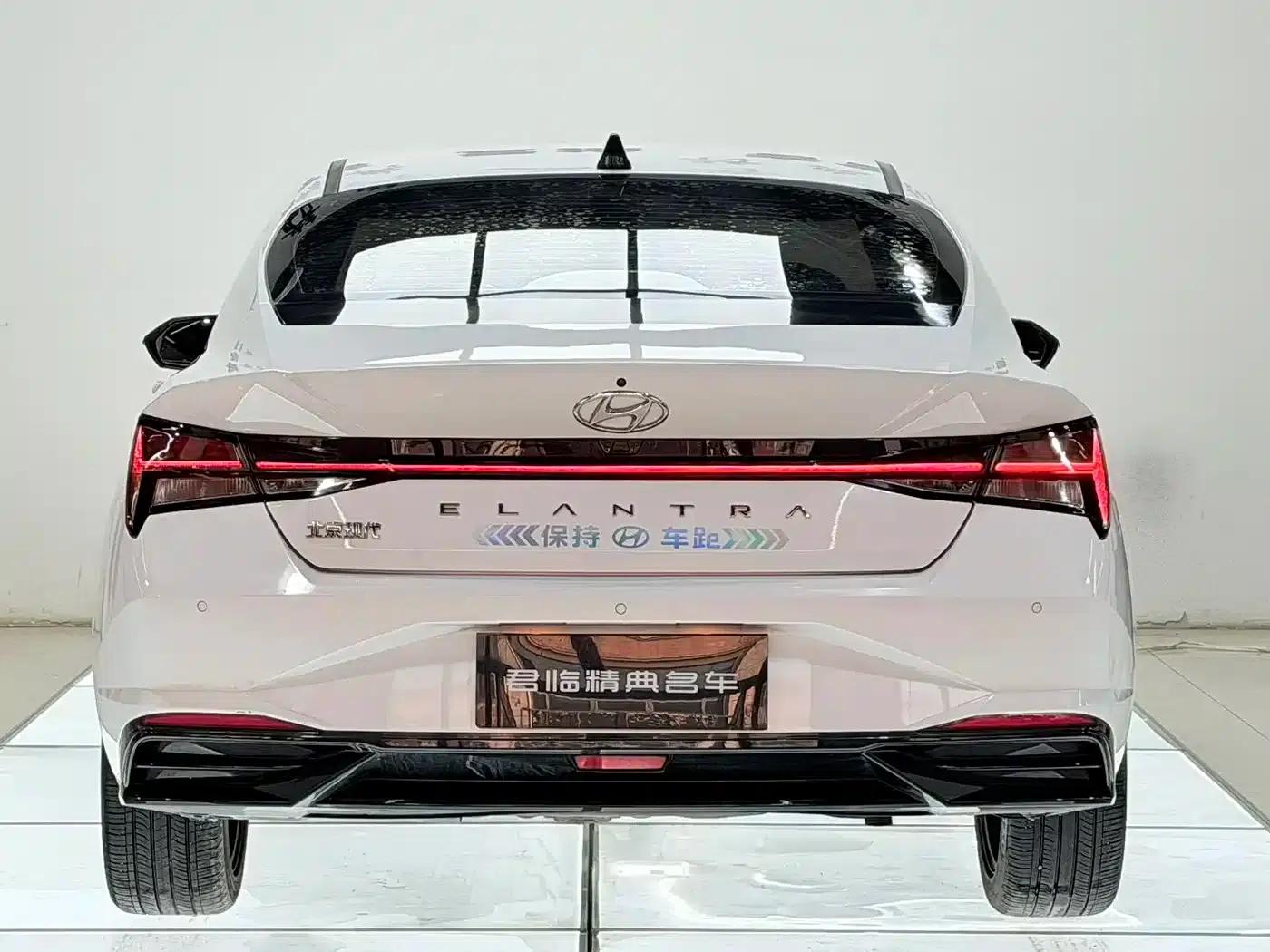 Hyundai Elantra 2022 1.5L CVT LUX Premium Edition — миниатюра 5