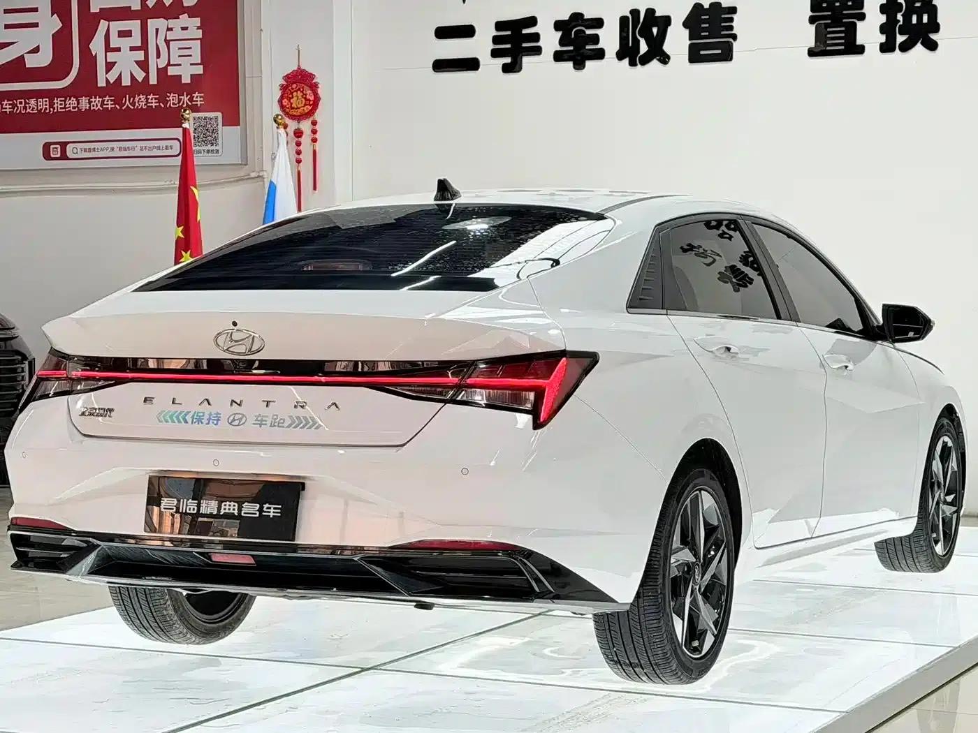 Hyundai Elantra 2022 1.5L CVT LUX Premium Edition — миниатюра 6
