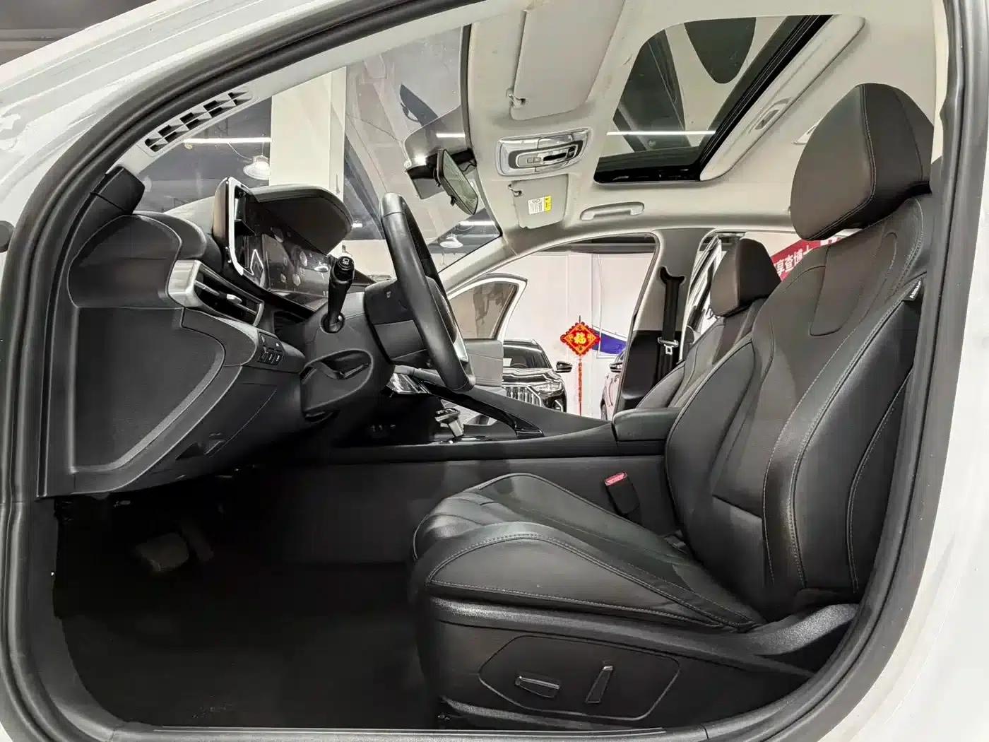 Hyundai Elantra 2022 1.5L CVT LUX Premium Edition — миниатюра 7