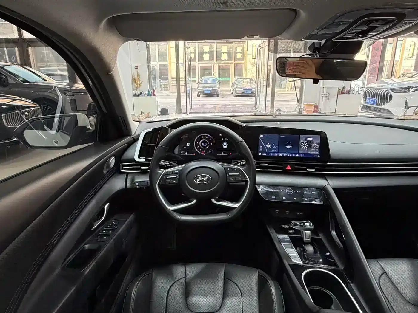 Hyundai Elantra 2022 1.5L CVT LUX Premium Edition — миниатюра 8