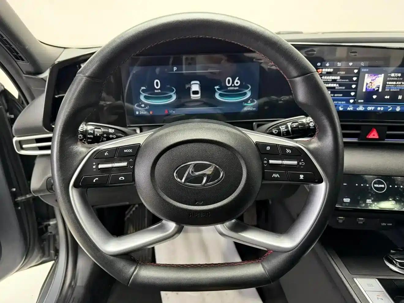 Hyundai Elantra 2022 1.5L CVT 20th Anniversary Edition — миниатюра 12