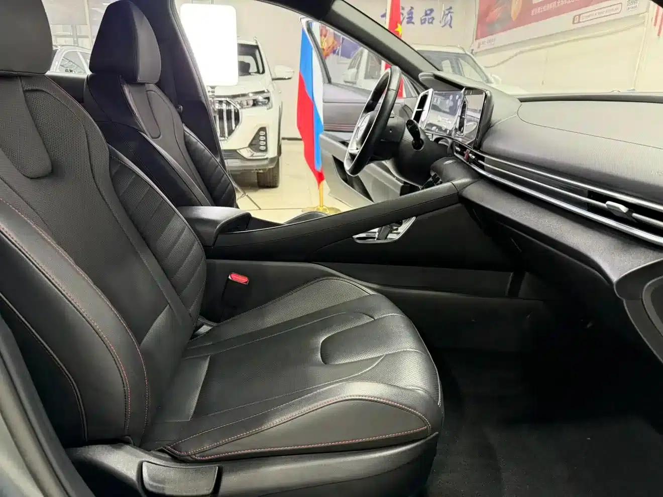 Hyundai Elantra 2022 1.5L CVT 20th Anniversary Edition — миниатюра 16