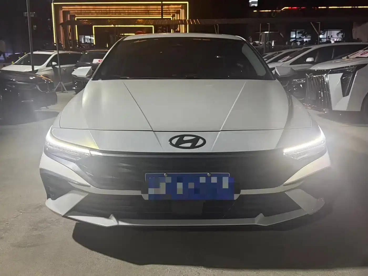 Hyundai Elantra 2022 1.5L CVT TOP Flagship Edition — миниатюра 2