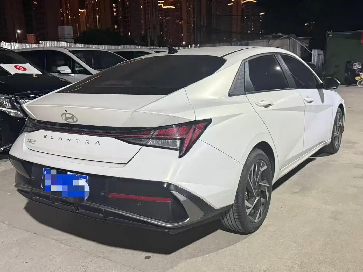 Hyundai Elantra 2022 1.5L CVT TOP Flagship Edition — миниатюра 12