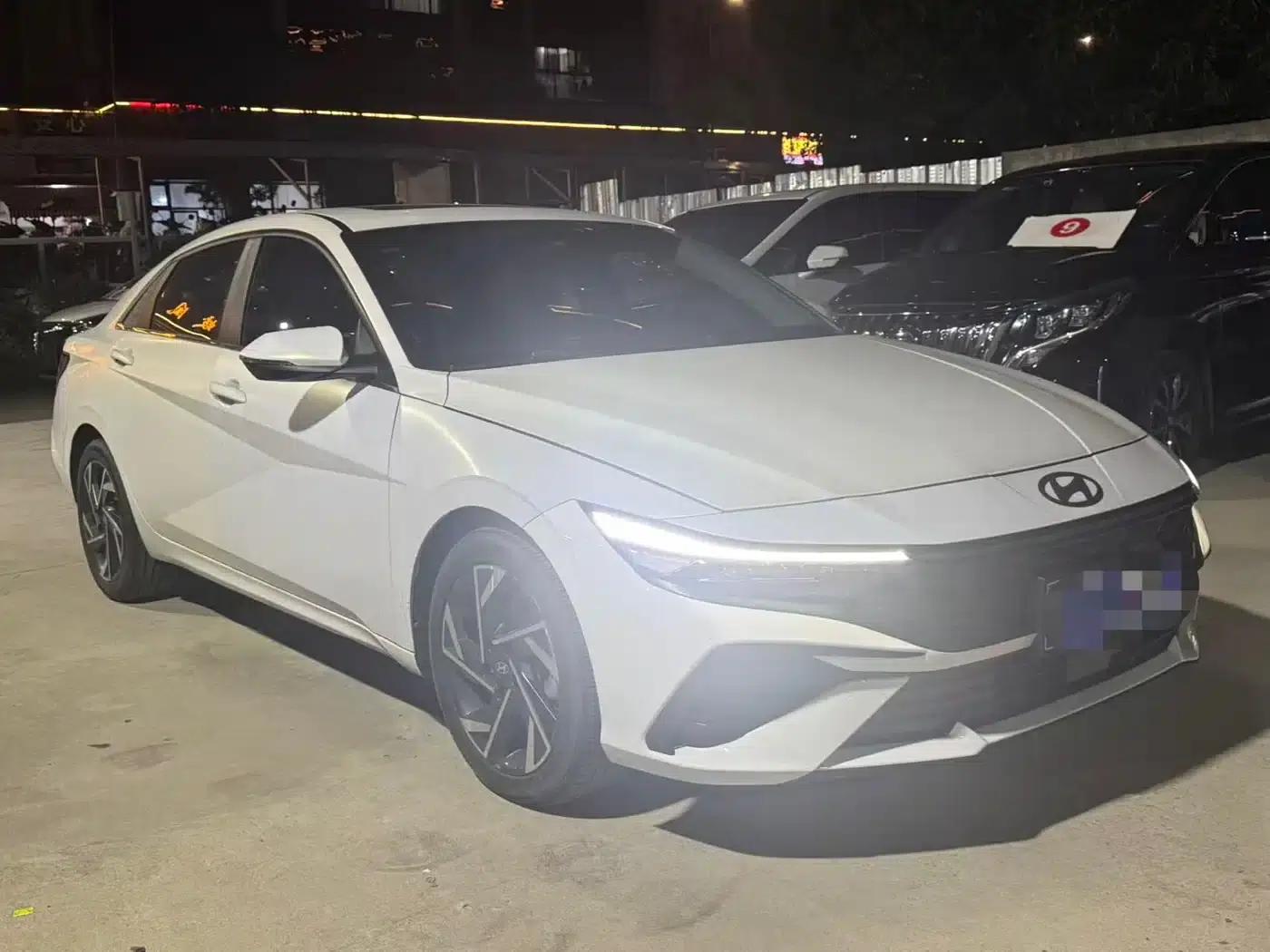 Hyundai Elantra 2022 1.5L CVT TOP Flagship Edition — миниатюра 3