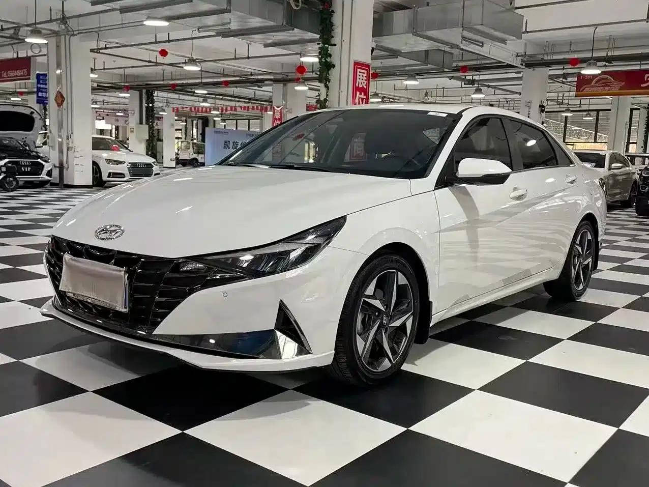 Hyundai Elantra 2022 1.5L CVT LUX Premium Edition — миниатюра 1