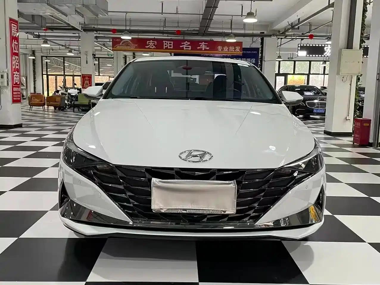 Hyundai Elantra 2022 1.5L CVT LUX Premium Edition — миниатюра 2