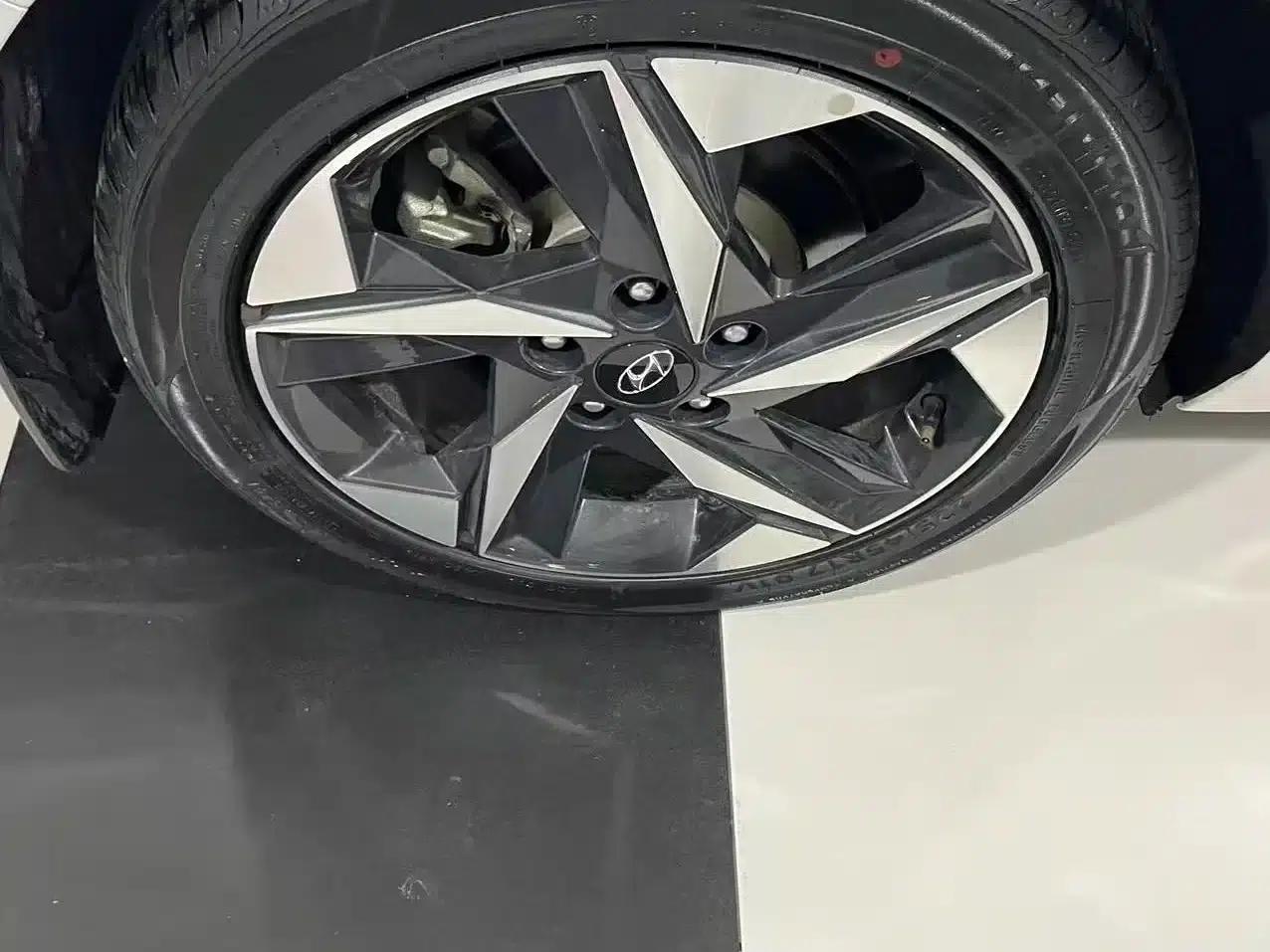 Hyundai Elantra 2022 1.5L CVT LUX Premium Edition — миниатюра 12