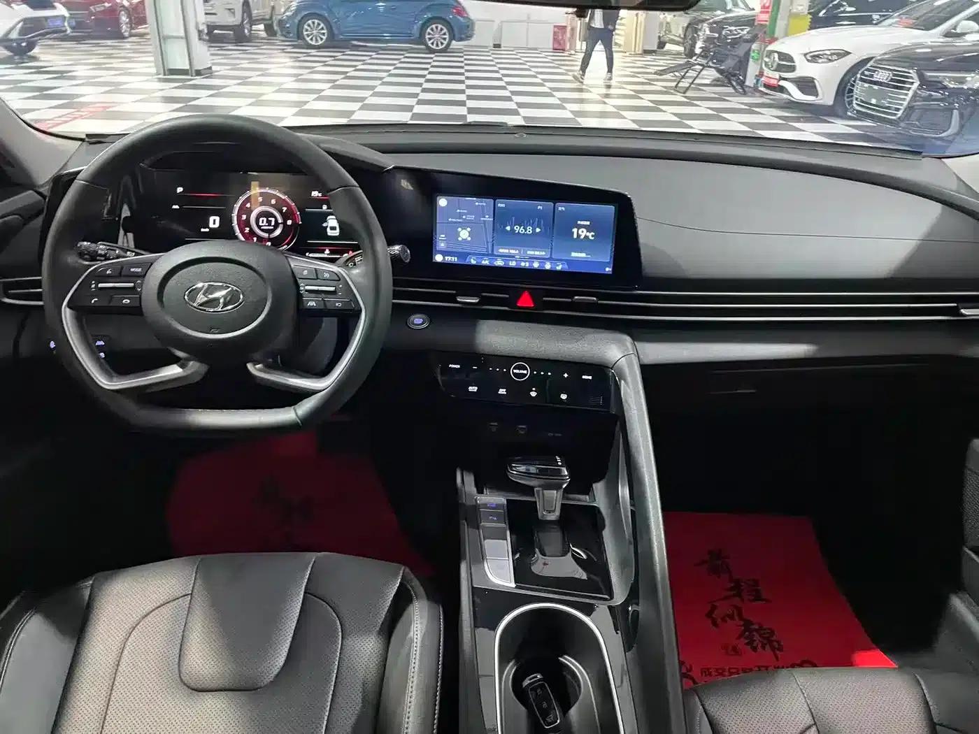 Hyundai Elantra 2022 1.5L CVT LUX Premium Edition — миниатюра 15