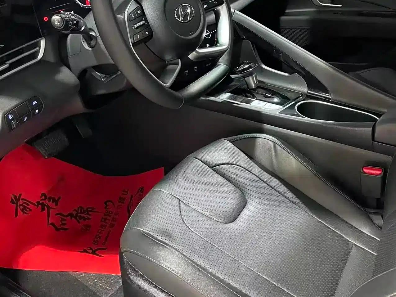 Hyundai Elantra 2022 1.5L CVT LUX Premium Edition — миниатюра 16
