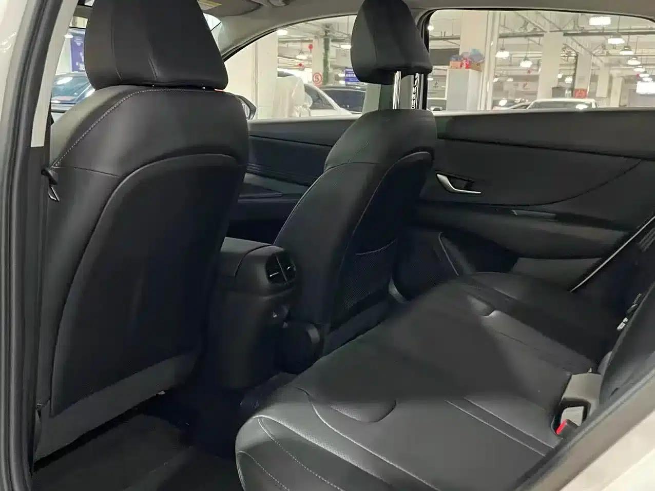 Hyundai Elantra 2022 1.5L CVT LUX Premium Edition — миниатюра 17