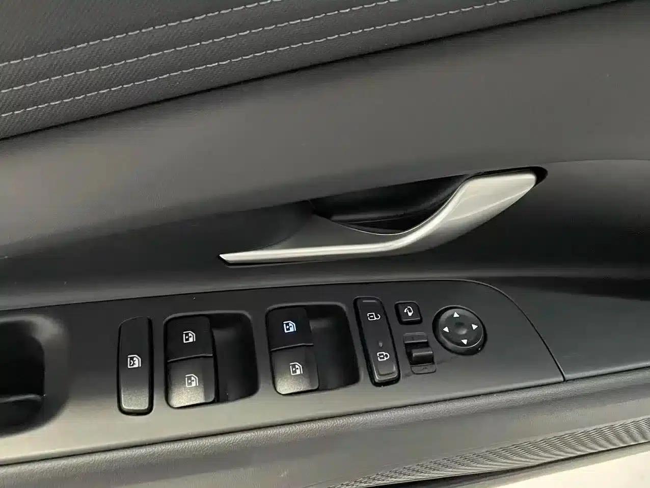 Hyundai Elantra 2022 1.5L CVT LUX Premium Edition — миниатюра 19