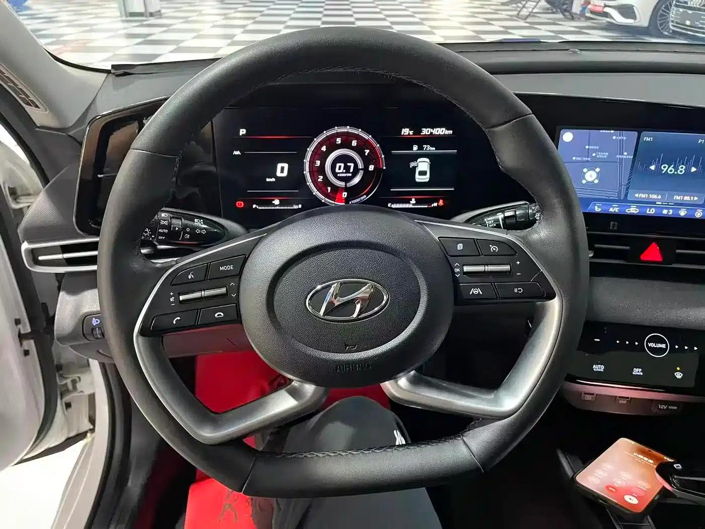 Hyundai Elantra 2022 1.5L CVT LUX Premium Edition — миниатюра 20