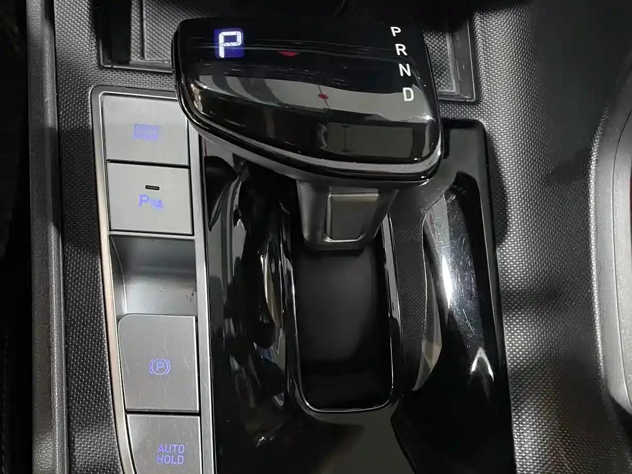 Hyundai Elantra 2022 1.5L CVT LUX Premium Edition — миниатюра 21