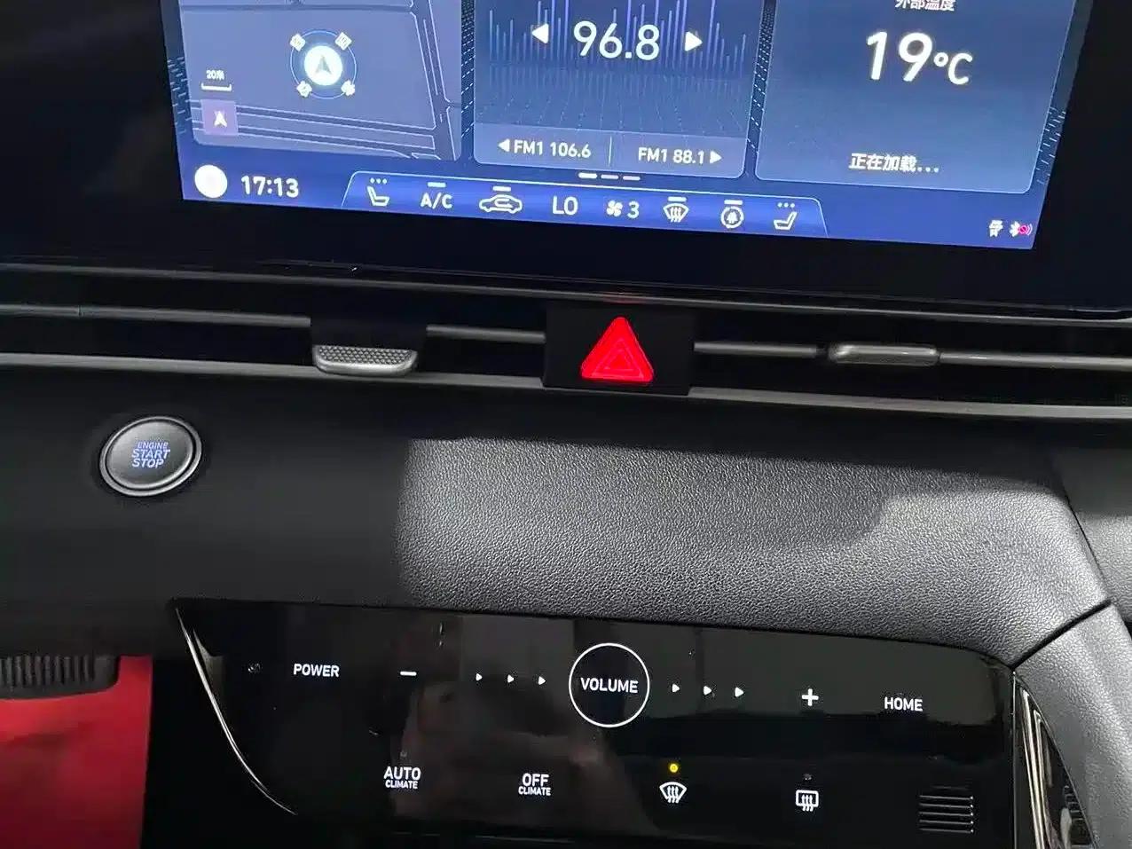 Hyundai Elantra 2022 1.5L CVT LUX Premium Edition — миниатюра 23