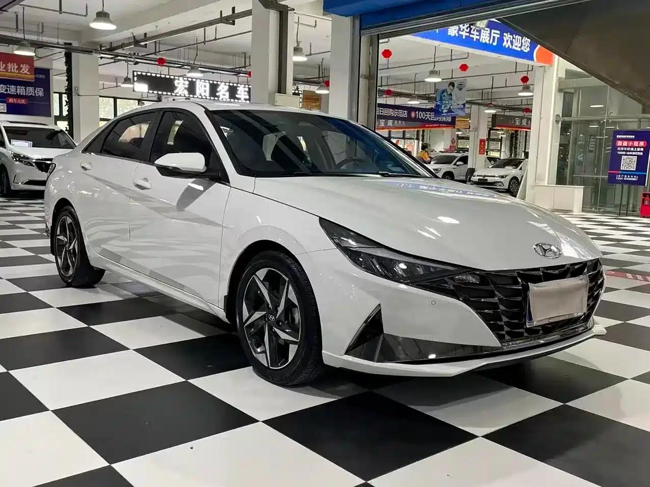 Hyundai Elantra 2022 1.5L CVT LUX Premium Edition — миниатюра 4