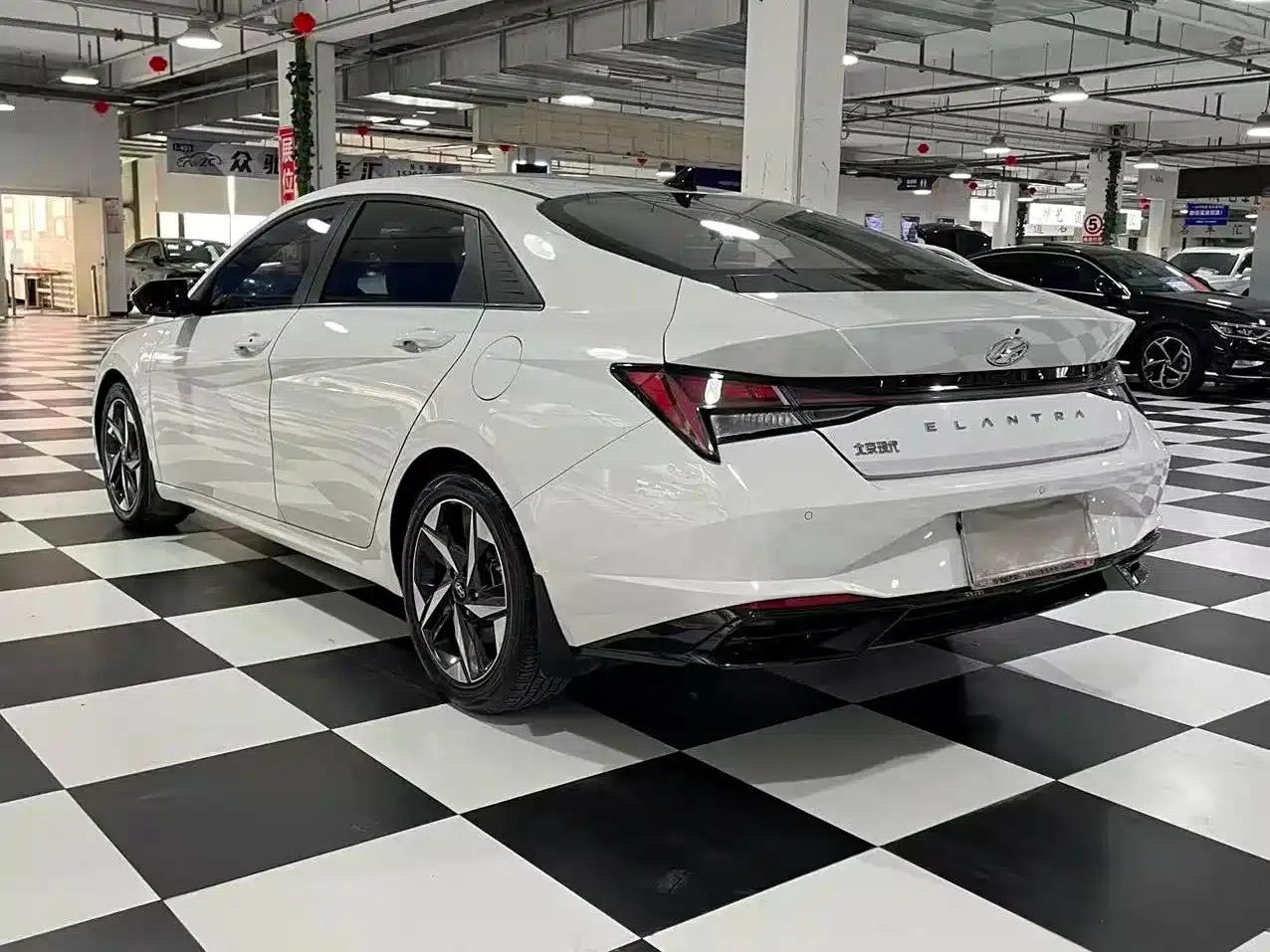 Hyundai Elantra 2022 1.5L CVT LUX Premium Edition — миниатюра 5