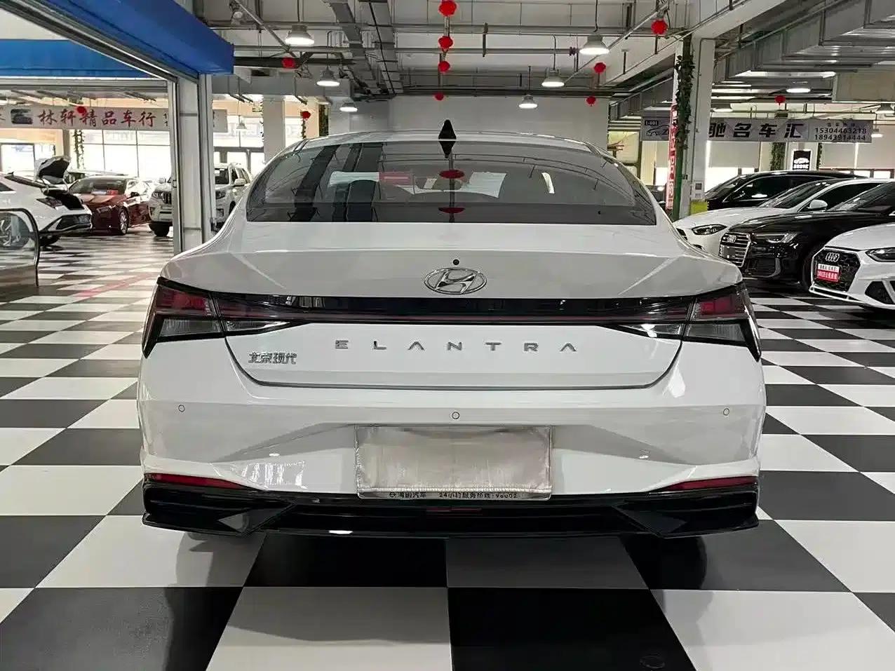 Hyundai Elantra 2022 1.5L CVT LUX Premium Edition — миниатюра 6