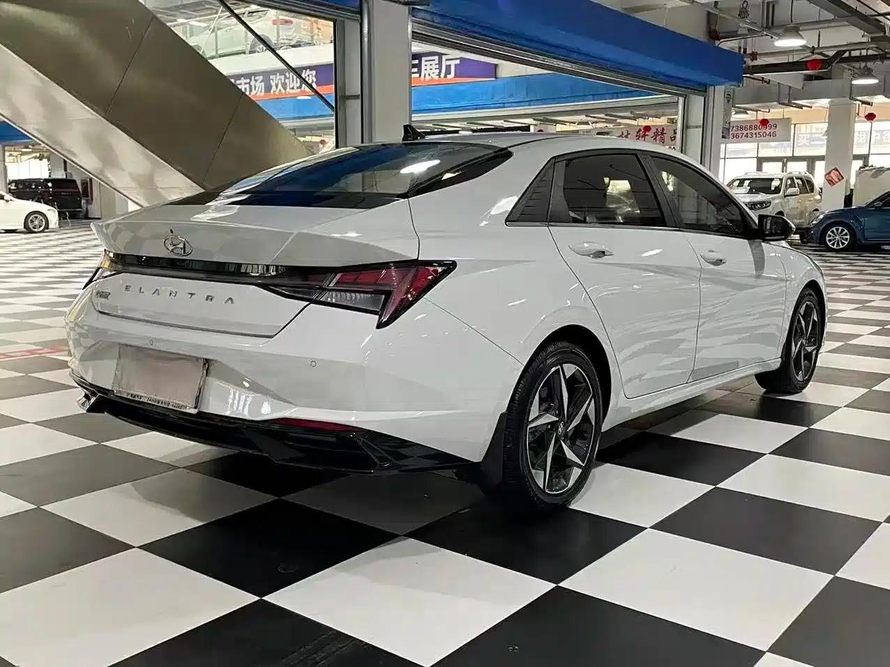 Hyundai Elantra 2022 1.5L CVT LUX Premium Edition — миниатюра 7