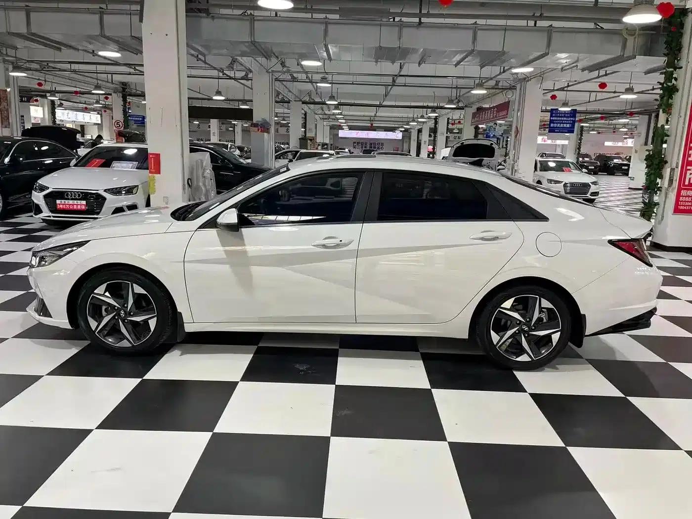 Hyundai Elantra 2022 1.5L CVT LUX Premium Edition — миниатюра 8