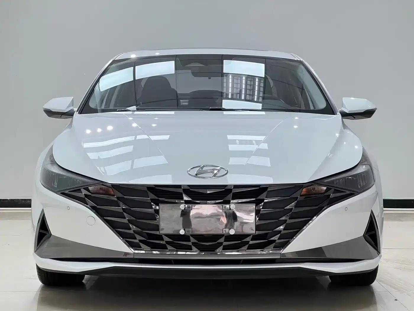 Hyundai Elantra 2022 1.5L CVT LUX Premium Edition — миниатюра 2