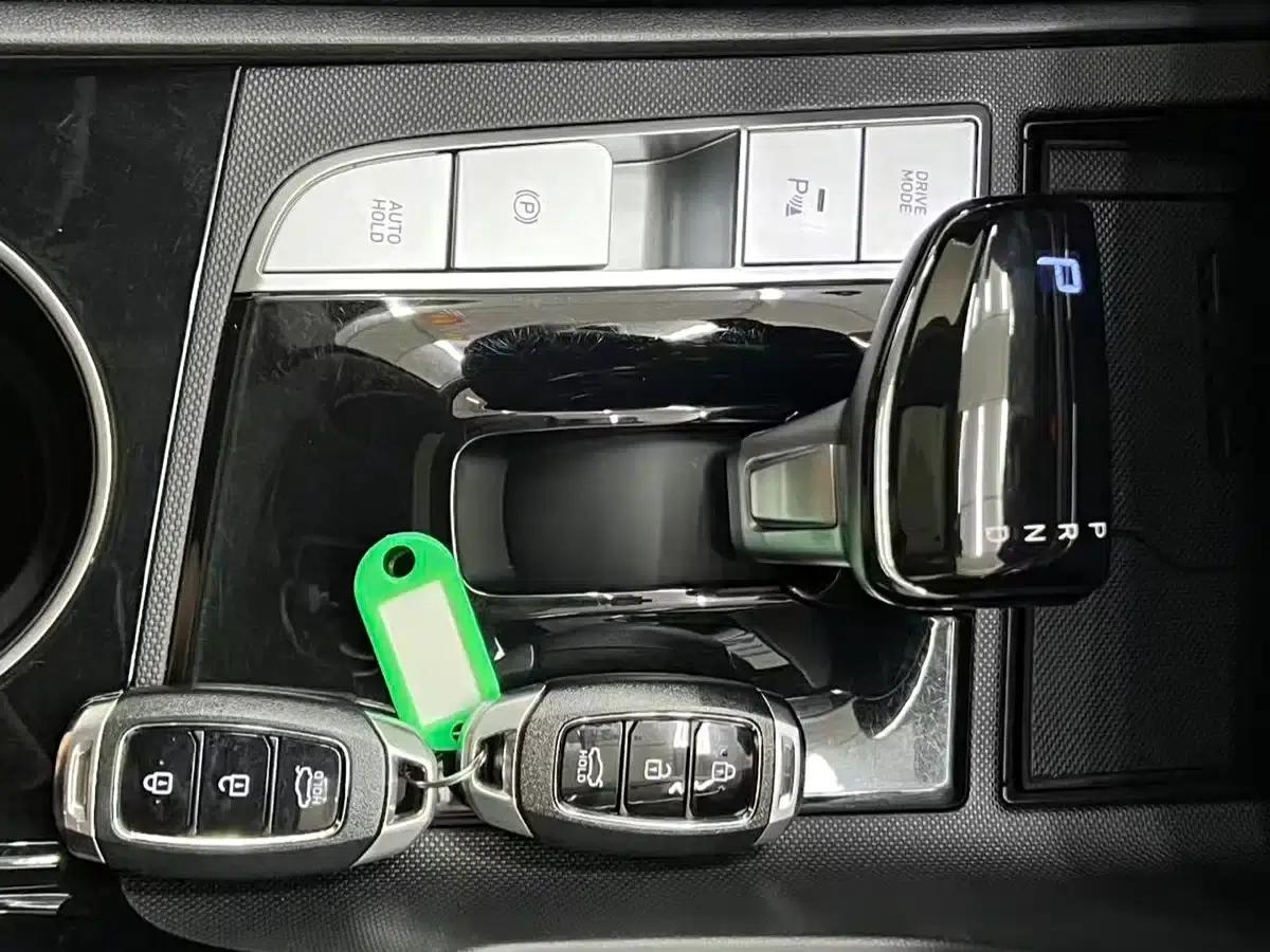 Hyundai Elantra 2022 1.5L CVT LUX Premium Edition — миниатюра 12