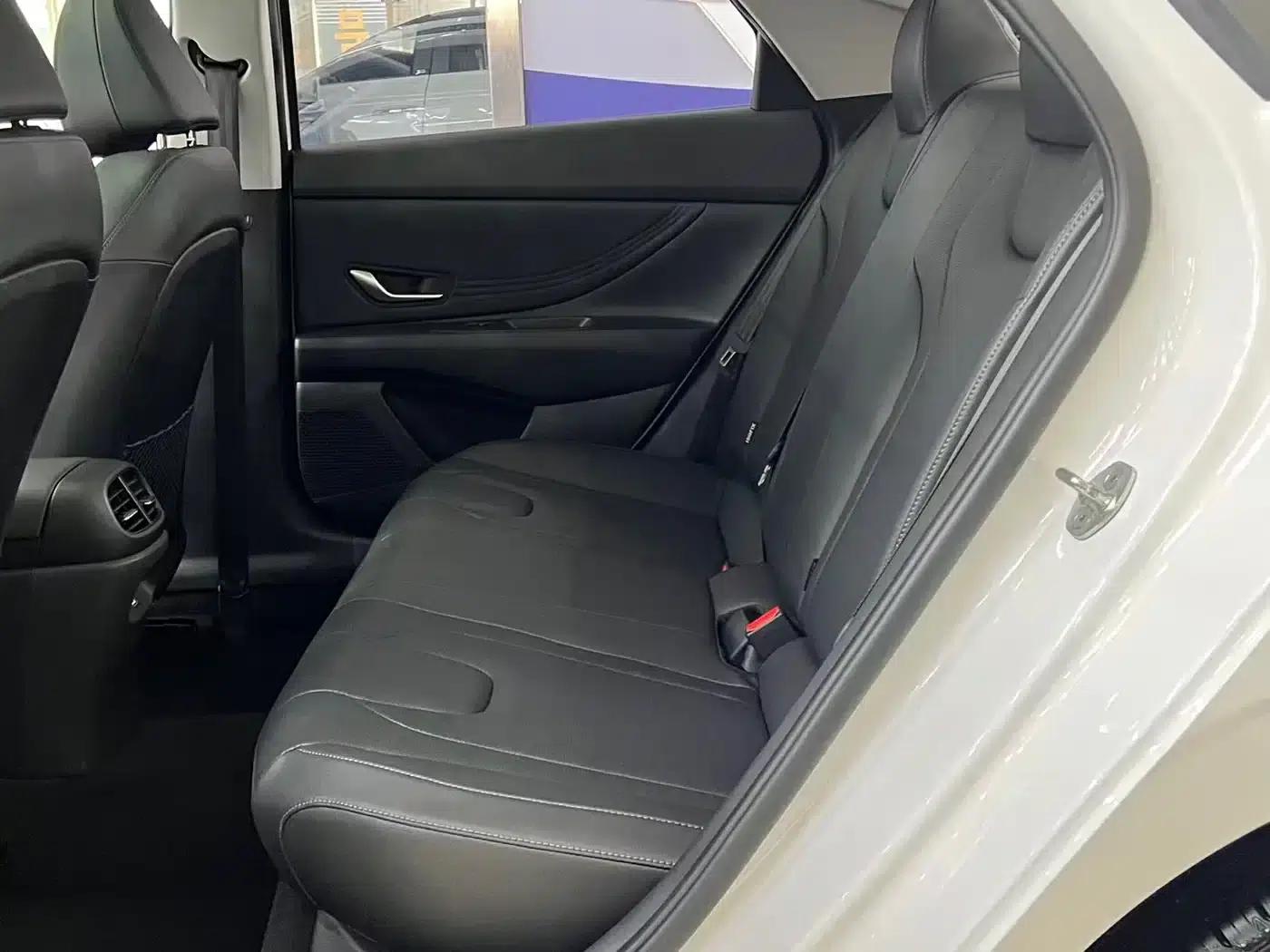 Hyundai Elantra 2022 1.5L CVT LUX Premium Edition — миниатюра 13