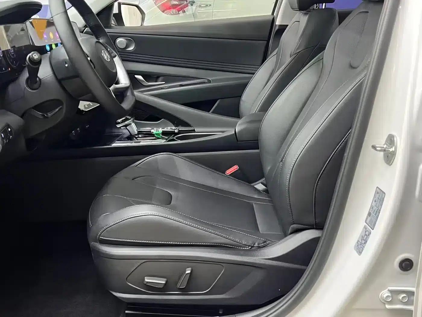 Hyundai Elantra 2022 1.5L CVT LUX Premium Edition — миниатюра 14