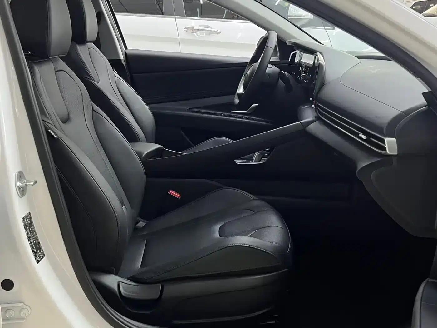 Hyundai Elantra 2022 1.5L CVT LUX Premium Edition — миниатюра 18