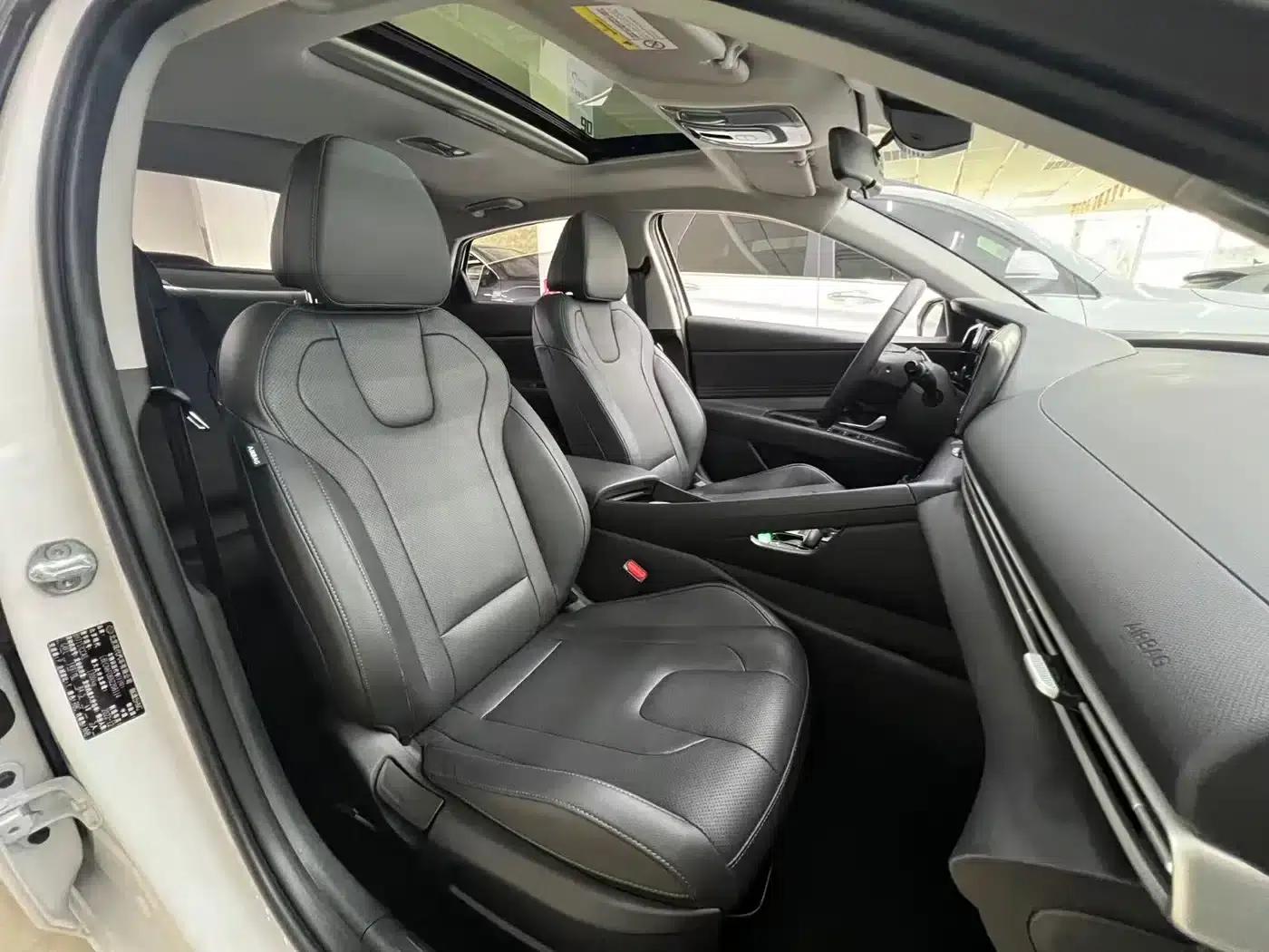 Hyundai Elantra 2022 1.5L CVT LUX Premium Edition — миниатюра 20