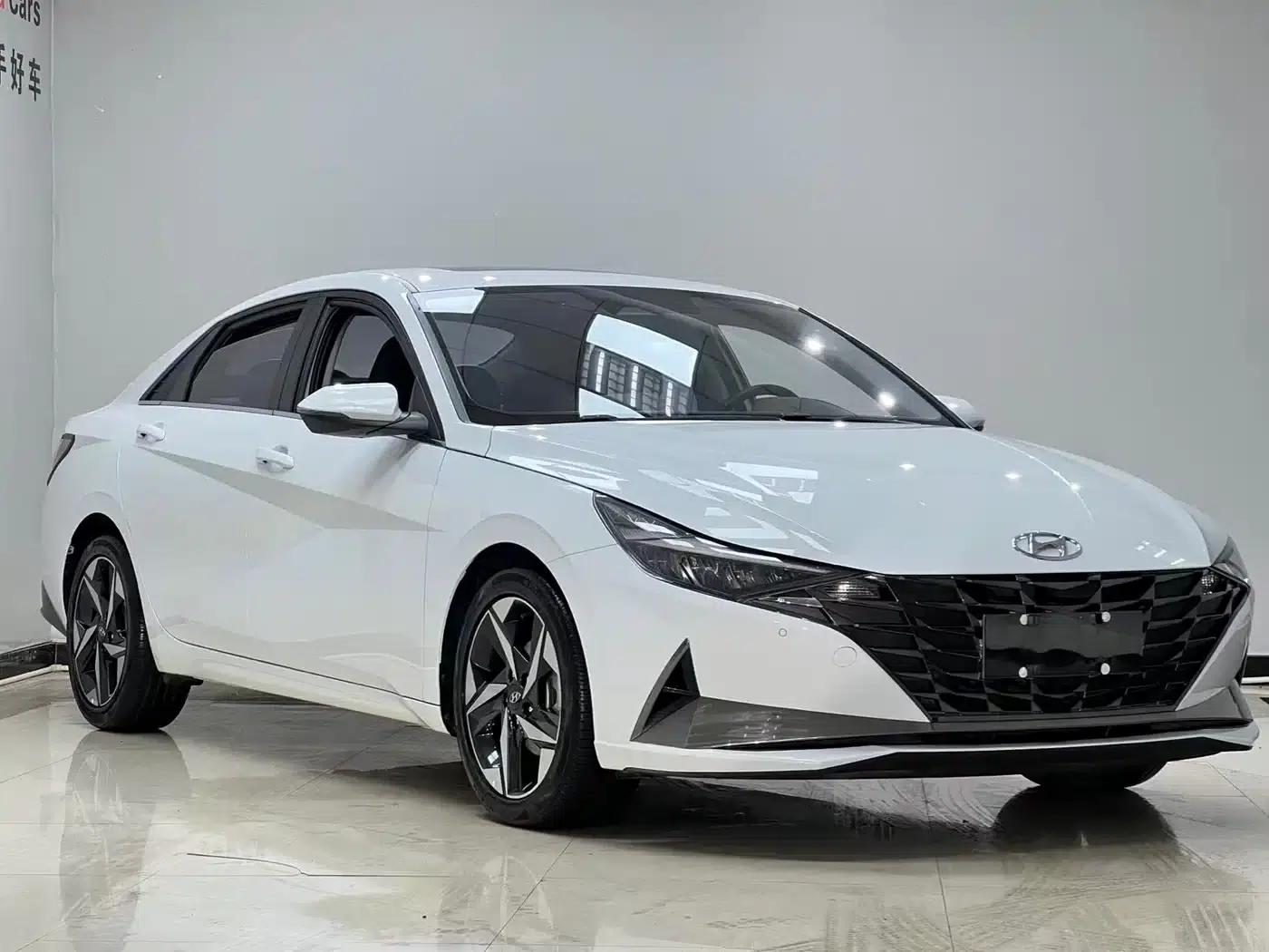 Hyundai Elantra 2022 1.5L CVT LUX Premium Edition — миниатюра 3