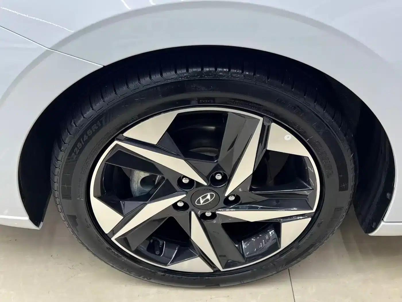 Hyundai Elantra 2022 1.5L CVT LUX Premium Edition — миниатюра 22